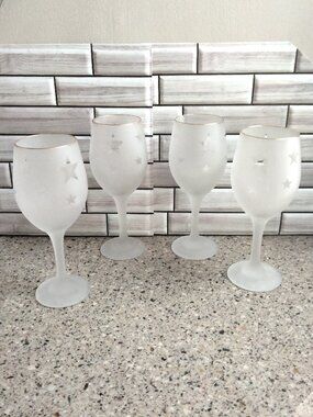New Set of FOUR Stars Pattern Gold Rim Wine Glasses (A)